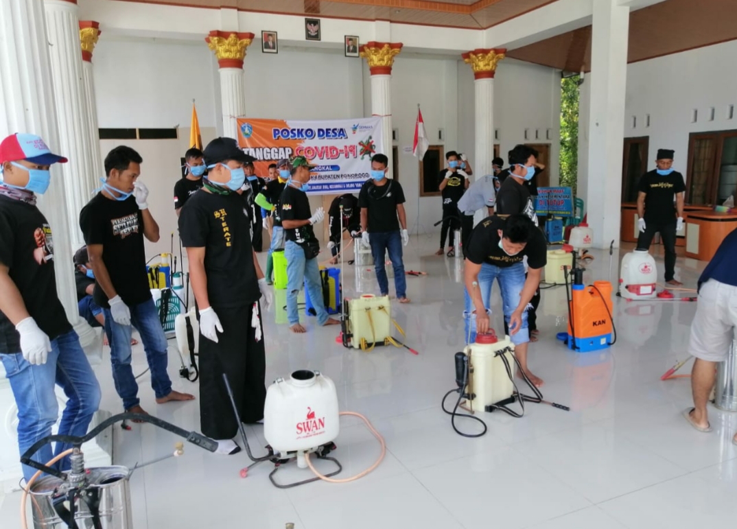 Pemdes Pangkal Beserta Sub Cabang PSHT Rayon Pangkal melakukan penyemprotan disinfektan