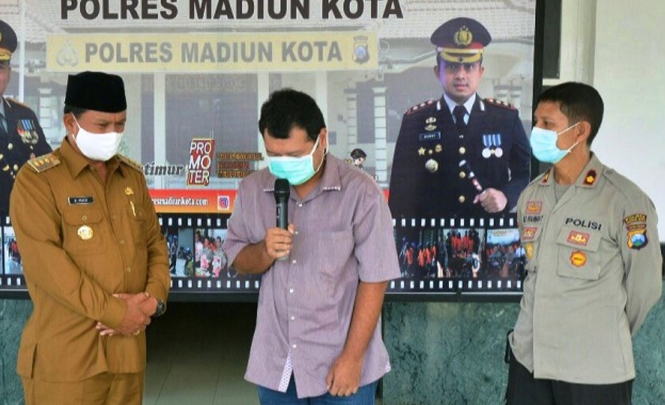RHS tertunduk di samping Walikota Madiun H. Maidi saat konfrensi pers di Mapolres Madiun Kota (istimewa)