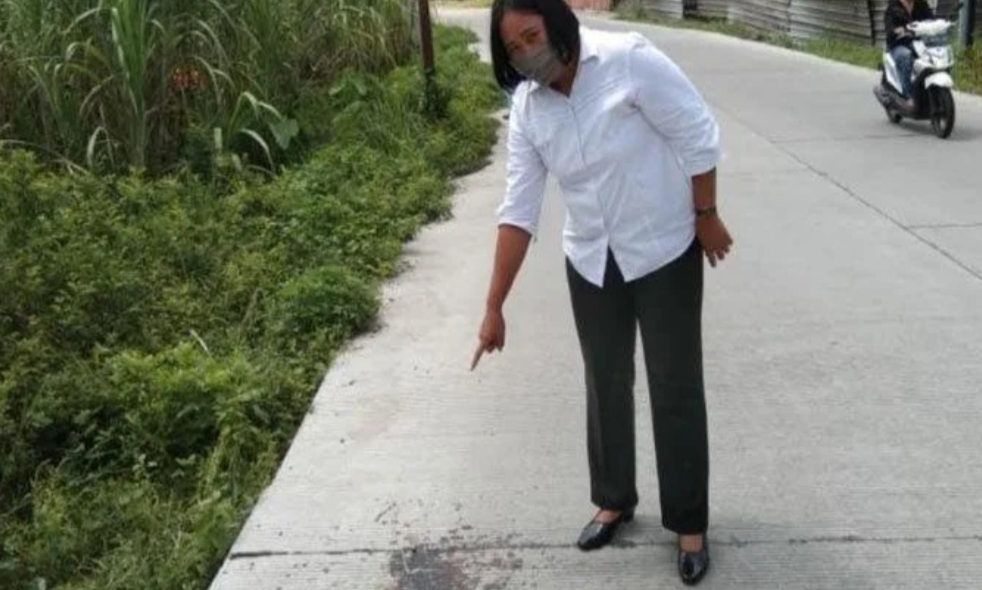 Petugas menunjukan lokasi kejadian perkara penganiayaan suami terhadap istrinya di Mojokerto (istimewa)