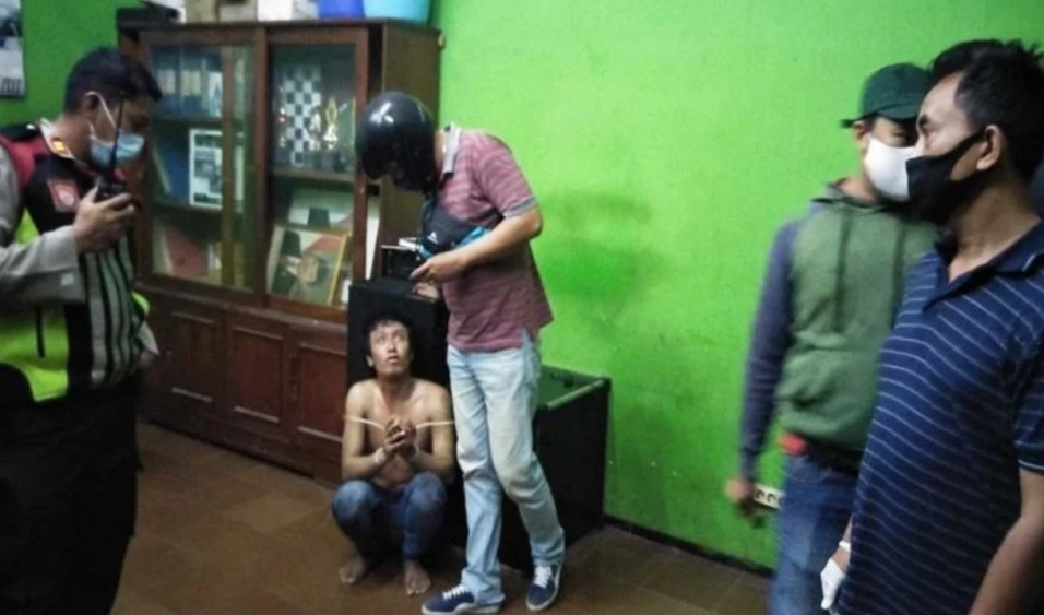 Pelaku saat diamankan disalah satu rumah warga (istimewa)