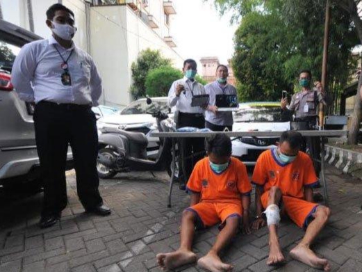 Kedua tersangka spesialis bobol rumah kosong (istimewa)