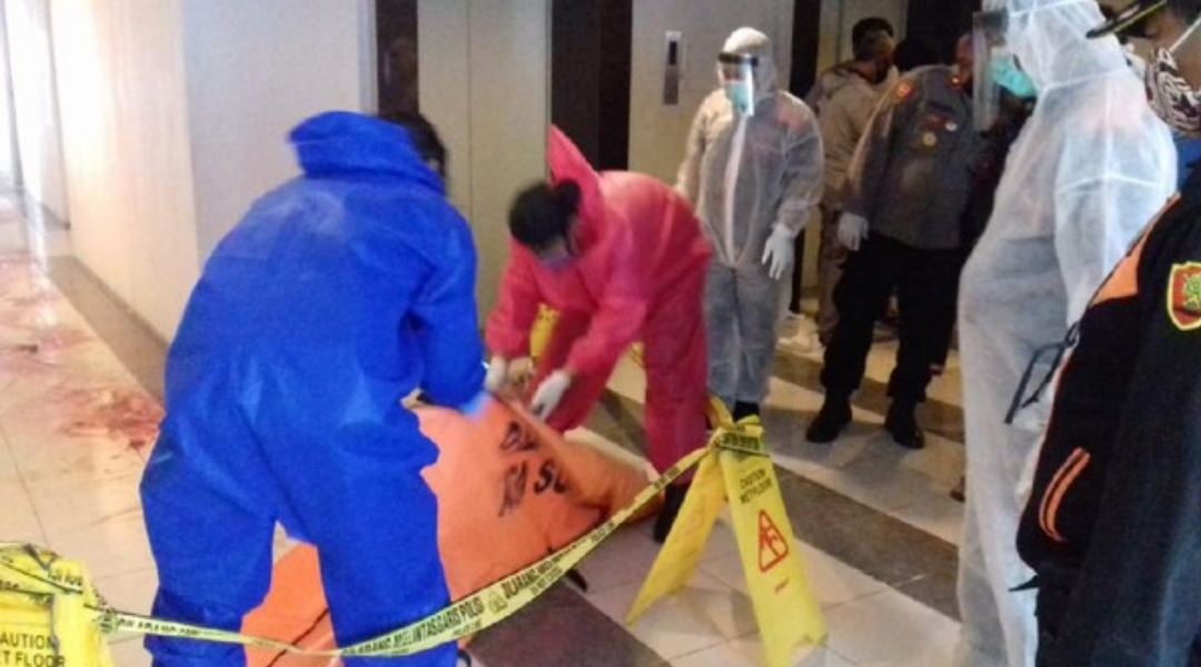 Petugas Kepolisian saat evakuasi korban (istimewa)