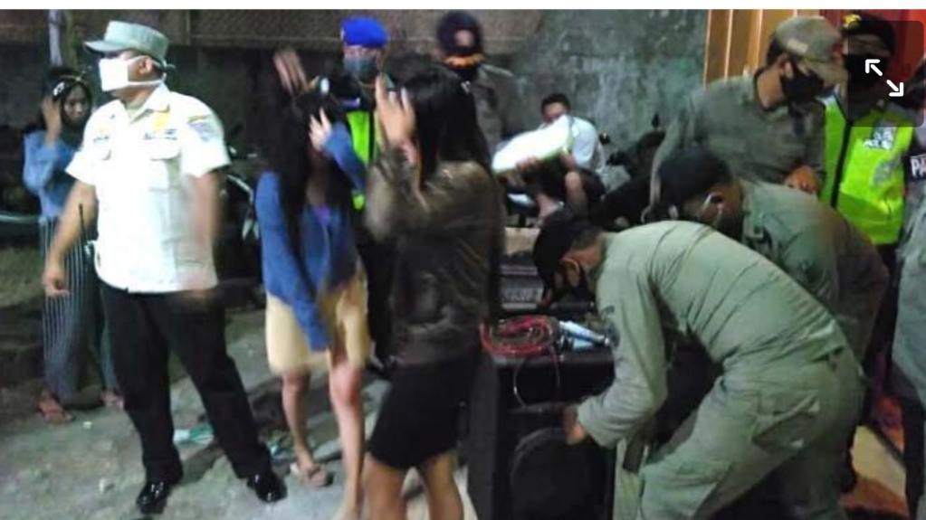 Petugas gabungan saat merazia tempat karaike ilegal (istimewa)