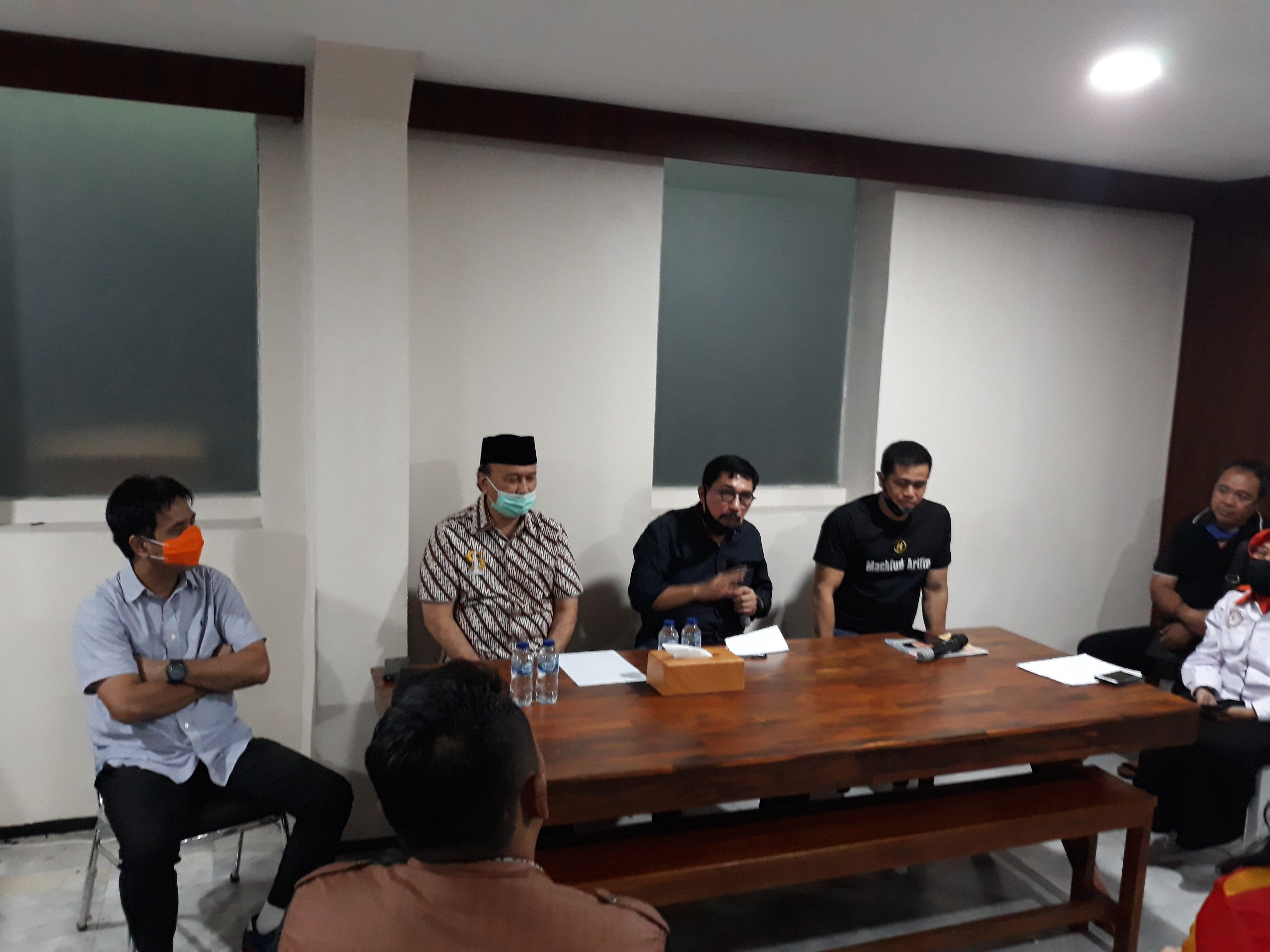 Calon Walikota Surabaya Machfud Arifin (pakai kacamata)