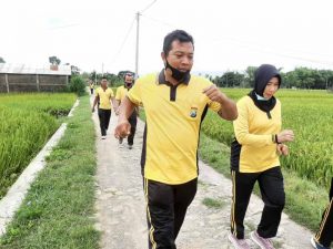 Anggota Polsek Sukorejo Ponorogo saat Jalan Sehat Susuri jalan desa