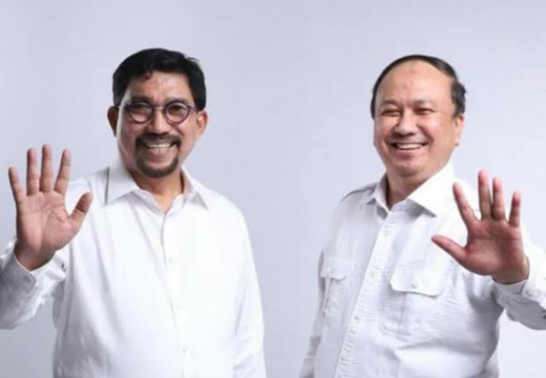Miratul Mukminin atau Gus Amik (kanan) saat bersama Machfud Arifin