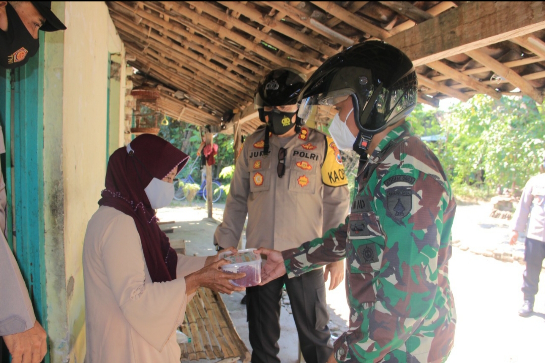 Kapolres Madiun dan Dandim 0803 Madiun saat membagikan daging qurban