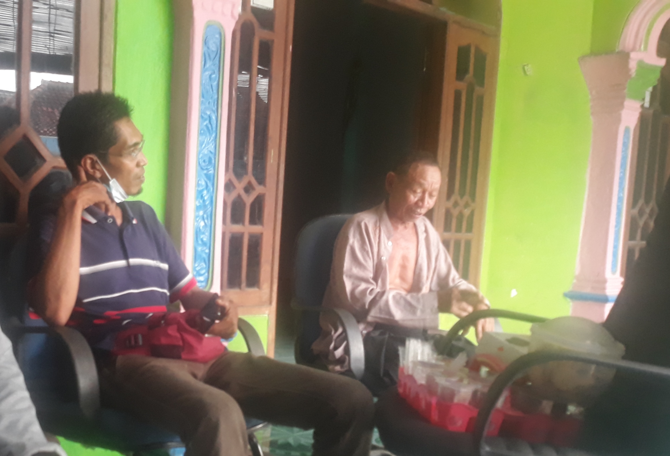 Sekretaris LBH KORAK Gresik, Deden Suprapto,SH (kiri) saat mengadvokasi warga di Benjeng Gresik