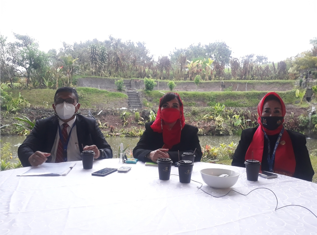 Konfrensi Pers Ketua Umum INI Pusat, Yualita Widyadhari (tengah) didampingi Sekretaris Umum, Tri Firdaus Akbarsyah dan Ketua OC, Siti Anggraeni Hapsari