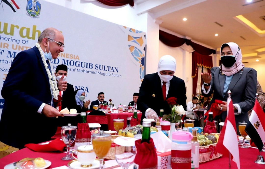 Gubernur Jatim (tengah) bersama Walikota Batu Dewanti Rumpoko (kanan) saat menerima kunjungan Dubes Mesir
