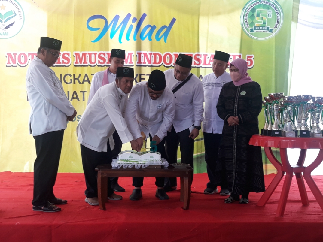 Prosesi potong kue tanda puncak Milad ke 5 NMI di Lamongan Jawa Timur