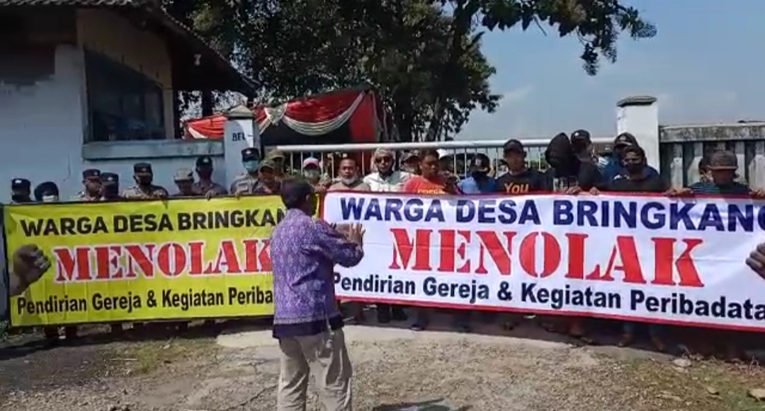 Menolak Berdirinya Tempat Ibadah Yang Belum Berijin, Warga Bringkang Demo