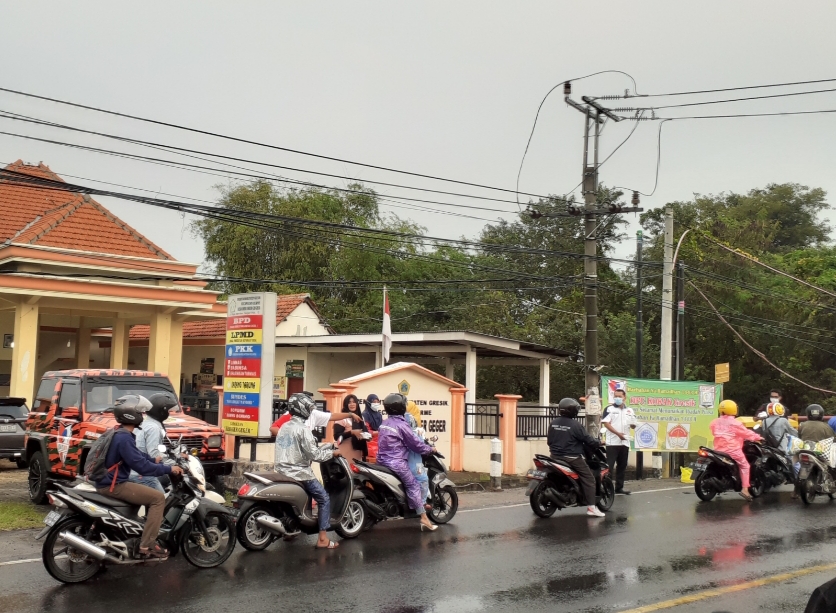 DPC Ormas Korak Gresik saat berbagi paket takjil
