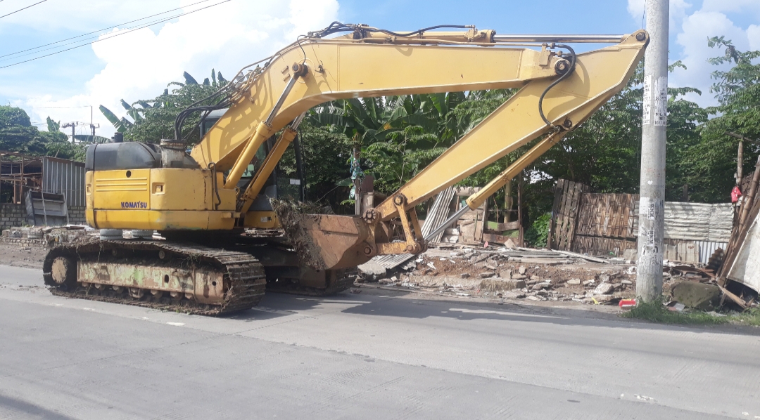 Alat berat saat membongkar bangli jalan Kutil Kepatihan