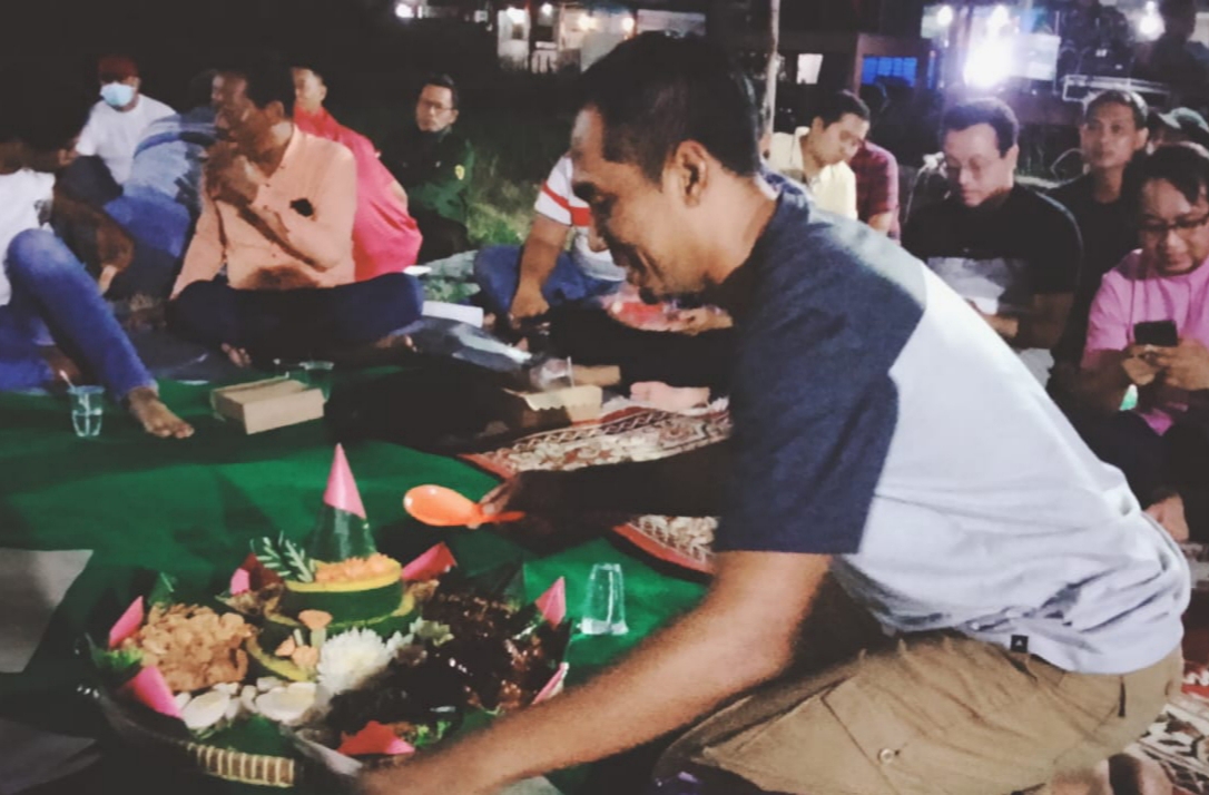 Pemotongan Tumpeng HUT RI Ke 77 oleh Ya'is Direktur Hunian Akhmal Mandiri