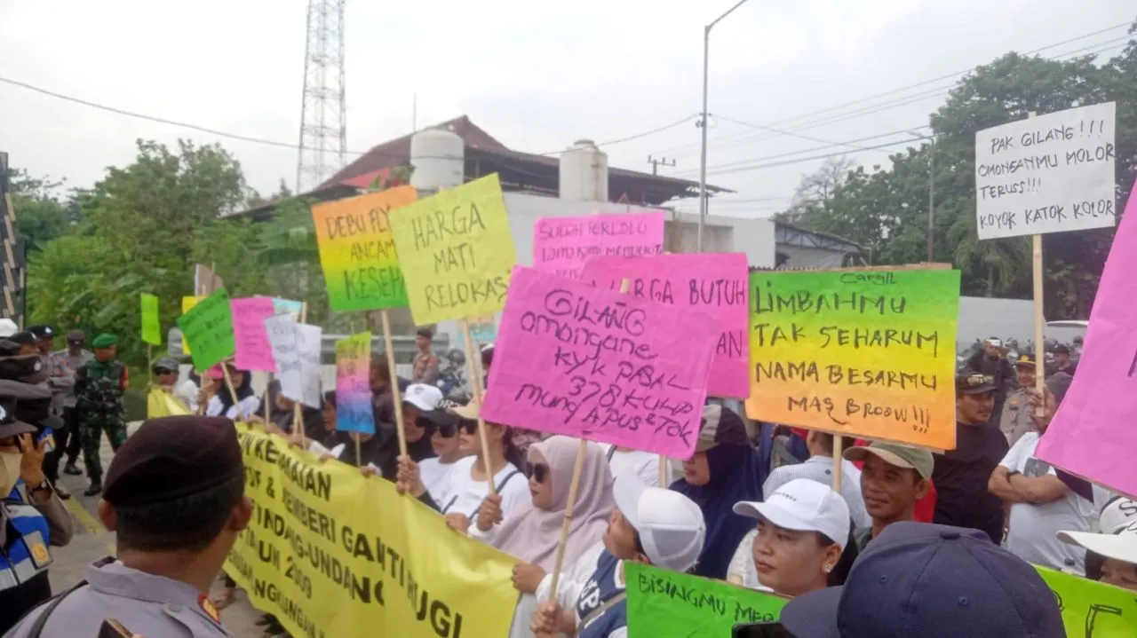 Ratusan Mak-Mak Dusun Kedamean Gelar Demontrasi Depan PT Cargill Tuntut Relokasi