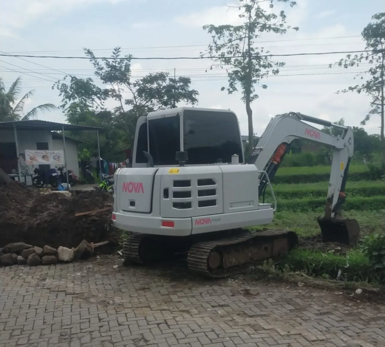Bos PT RMS Bantu Turunkan Excavator Tangani Banjir di Jeruk Purut
