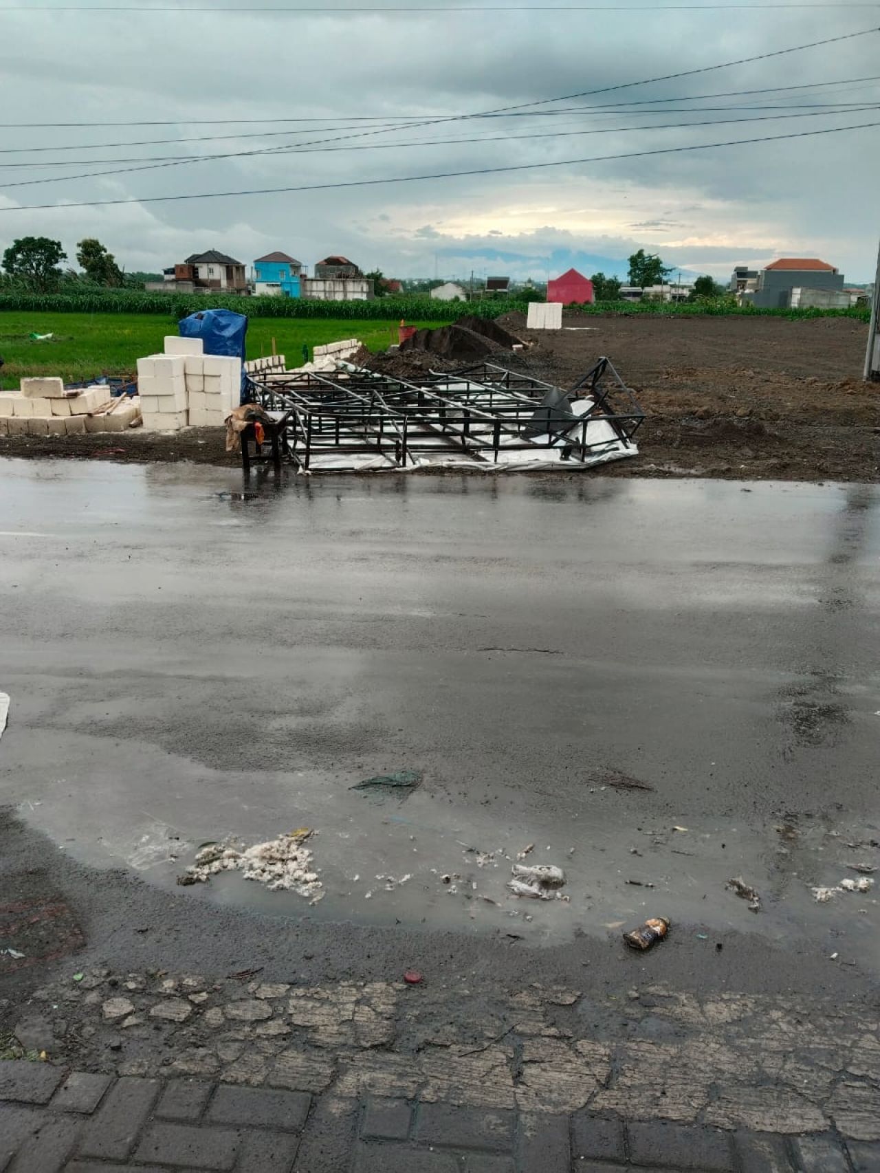 Satpol PP Kecamatan Menganti Gerak Cepat, Evakuasi Robohnya Papan Reklame