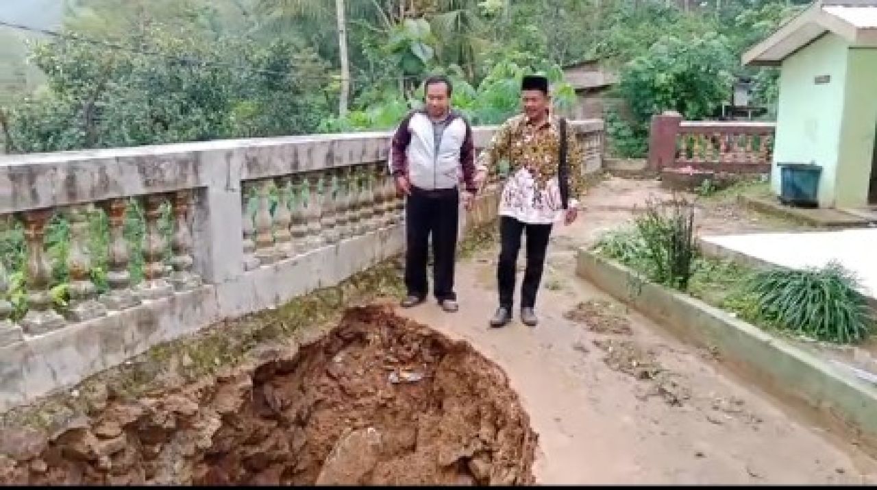 Kepala Desa Bersama Kepala Sekolah SDN 6 Baosan Kidul Di Lokasi Bencana