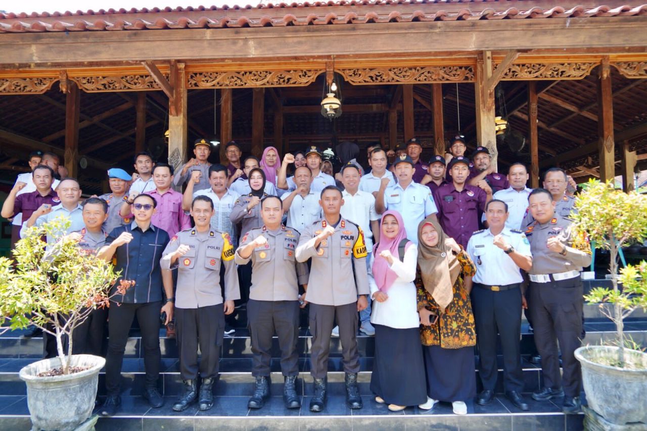 Pasca Pemilu 2024 Polres Ponorogo Gelar Cangkrukan Bersama Warga Balong