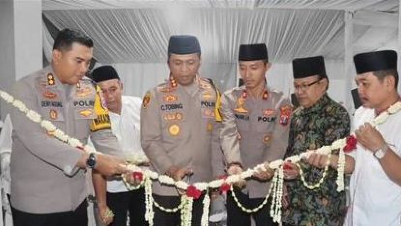 Kapolresta Sidoarjo Kombes. Pol. Christian Tobing meresmikan Gedung Unit Reserse Kriminal Polsek Taman