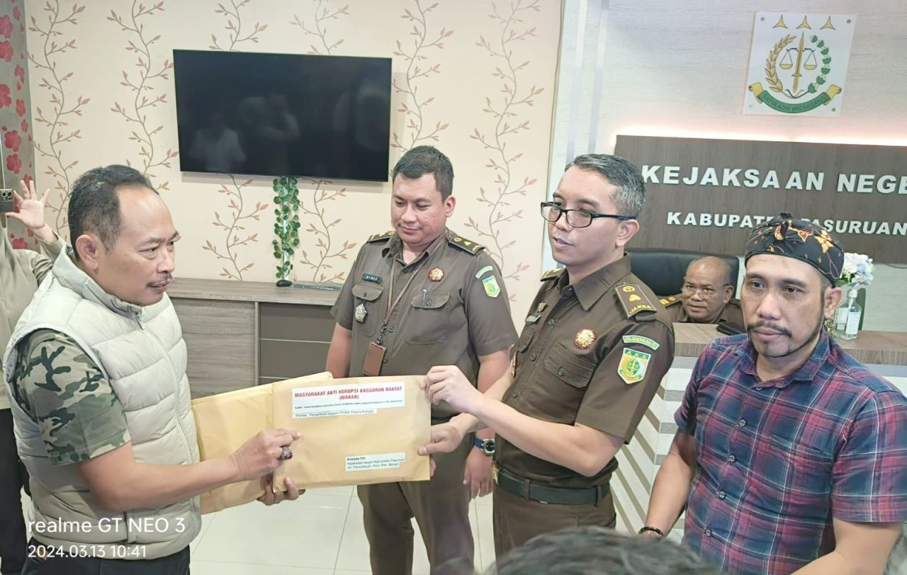 Makar menyerahkan berkas dugaan penyelewengan anggaran pada program Kapiten ke Kejari Bangil