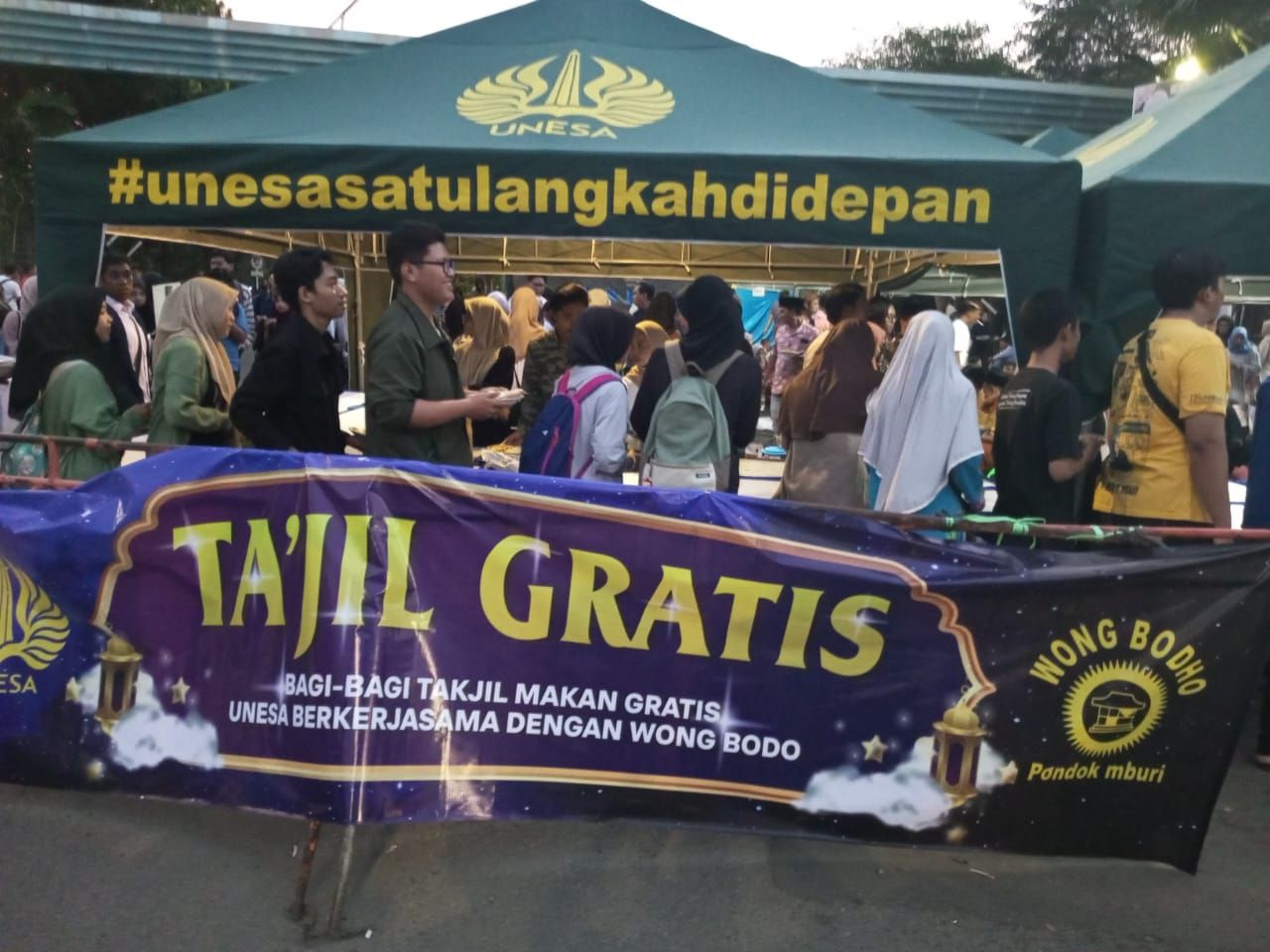Unesa Dan Wong Bodho Berbagi 2500 Takjil Bagi Masyarakat Sekitar Kampus Unesa