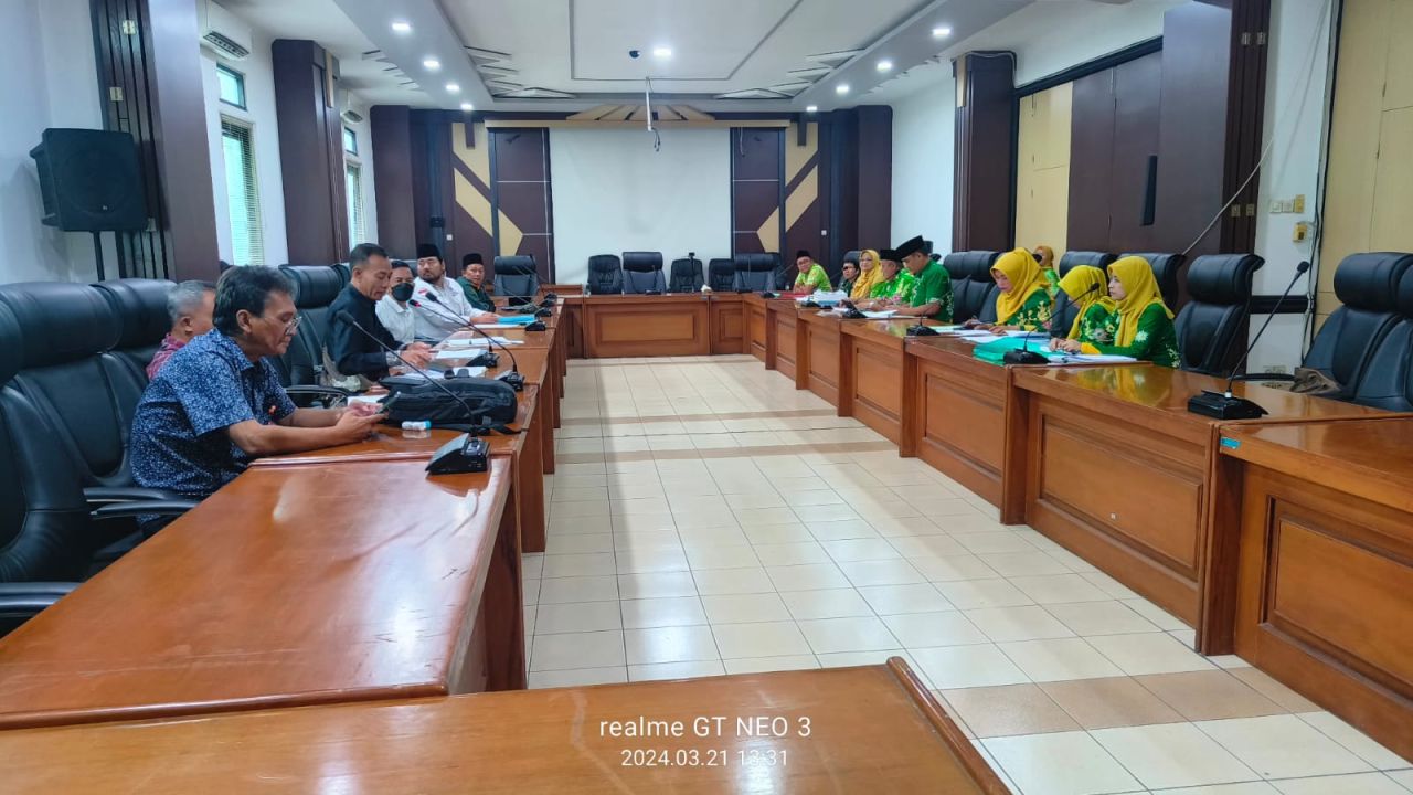 Rapat Pansus Kapiten DPRD Kabupaten Pasuruan bersama tiga instansi Pemkab Pasuruan.