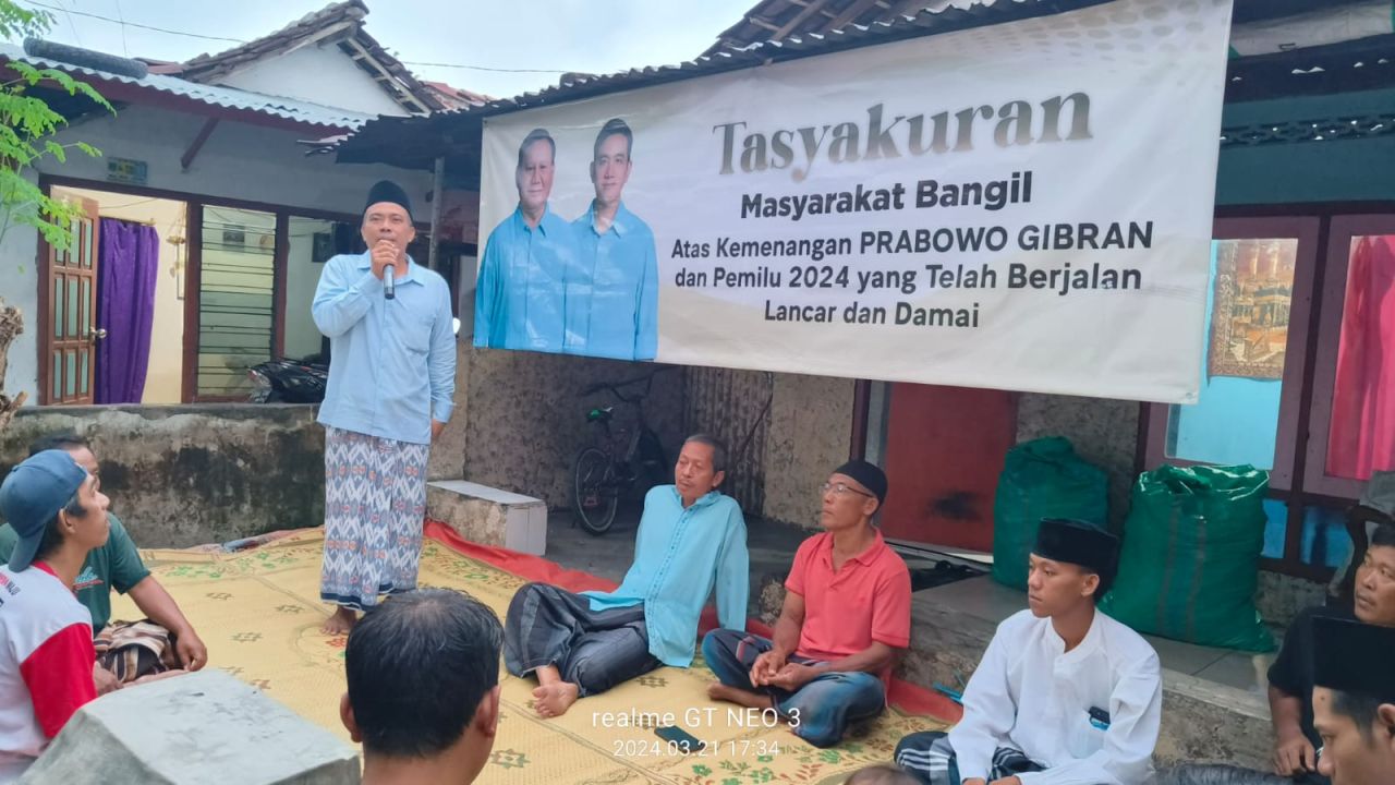 Suasana syukuran digelar di rumah satu satu tim kemenangan Prabowo-Gibran di Kecamatan Bangil