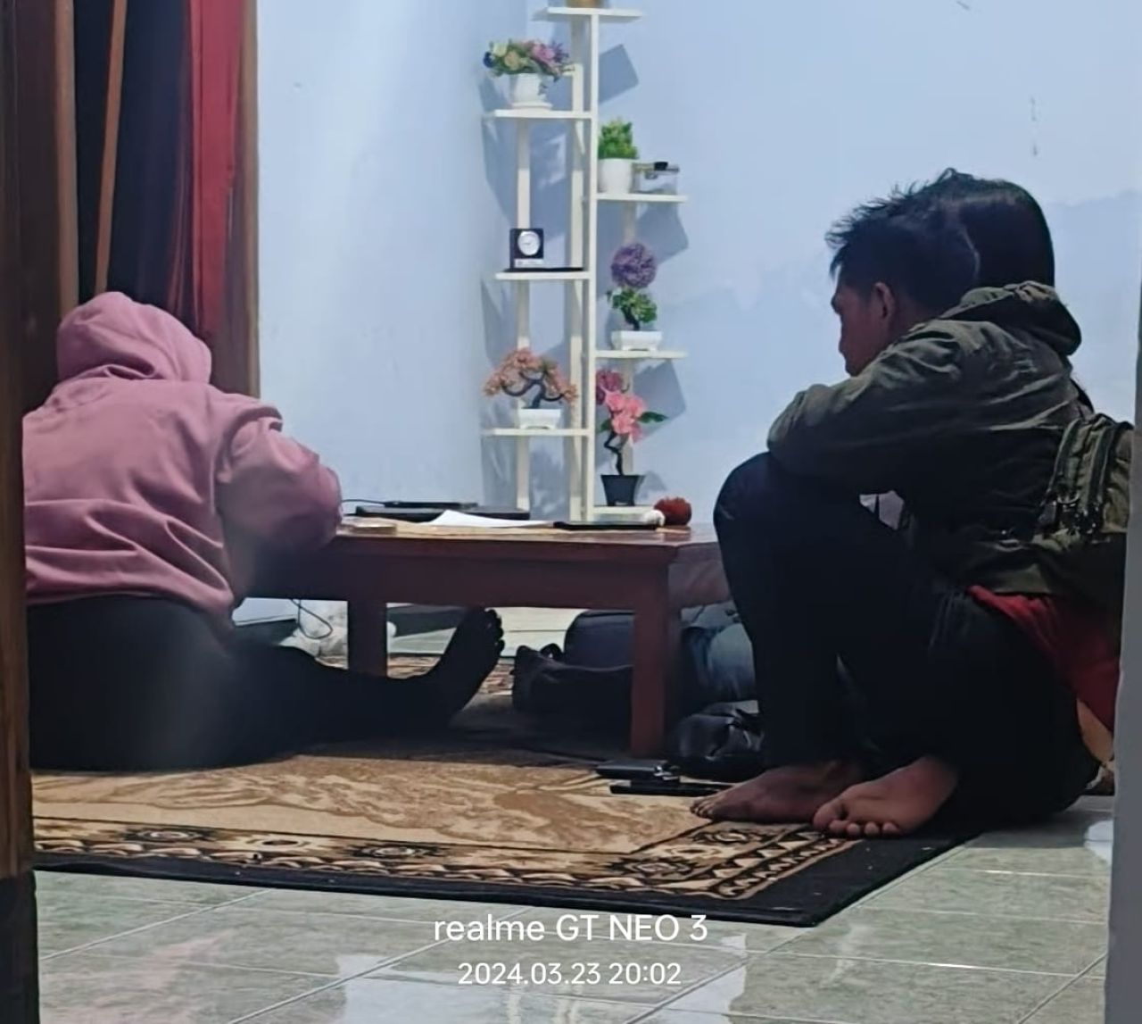 Istri tersangka narkoba saat dimintai keterangan propam polres pasuruan dirumah kades setempat