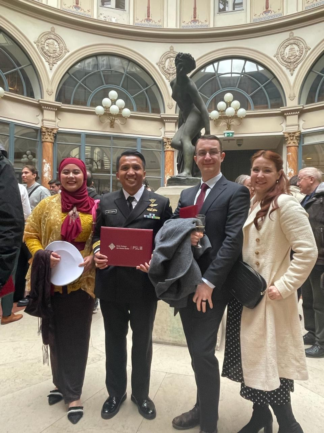 Mayor Laut (P) Akhmad Sen Sagupta menyelesaikan tugas belajarnya dengan meraih gelar “Double Degree”