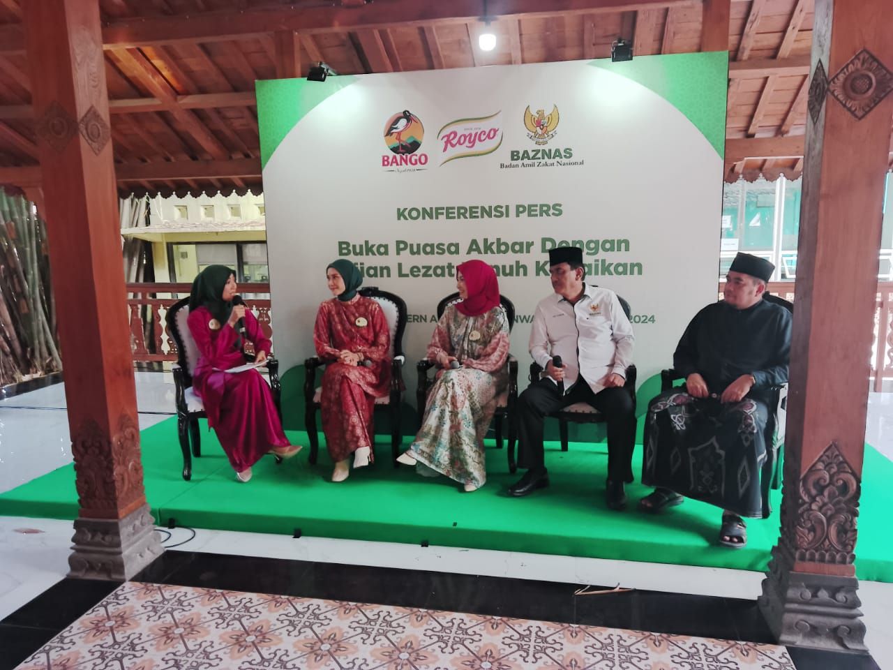 KH Nur Cholis Misbah, Zaskia Adya Mecca, Amaryllis Esti Wijono, Nur Chamdani, saat konpers di Ponpes Al Amanah Junwangi, Sidoarjo