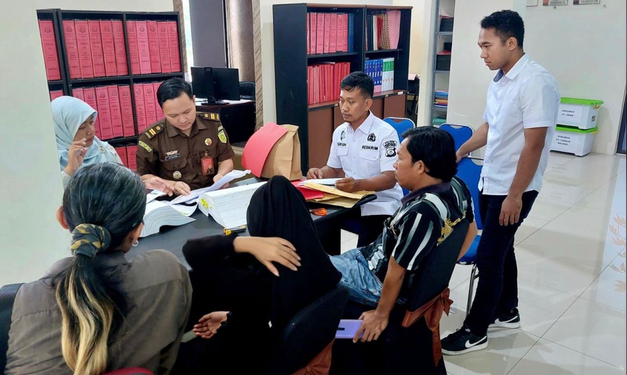 Penyerahan berkas 2 tersangka Dana Desa