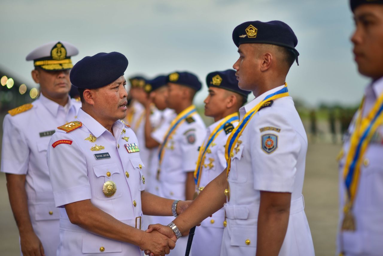 Flypass lima Pesud Bonanza dan dua Heli Bell 505 Puspenerbal turut mewarnai Upacara Penutupan Pendidikan