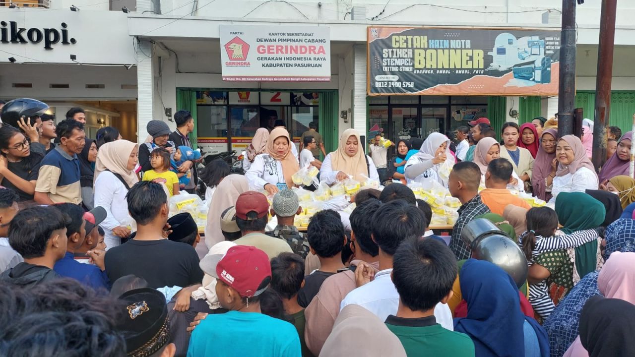 PIRA bagi-bagi tajil didepan kantor DPC Partai Gerindra Kabupaten Pasuruan