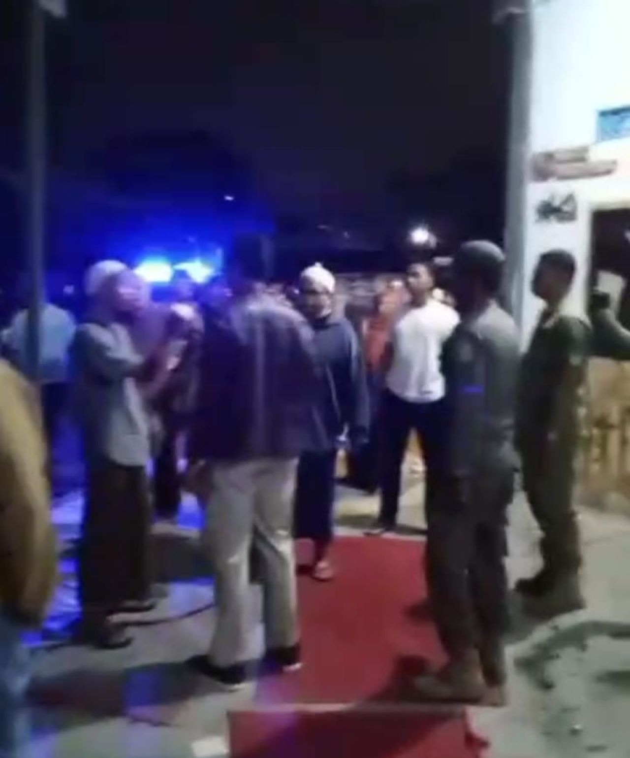Terlalu ! Nekad Buka Bulan Ramadan. Warga Nogosari Ngamuk, Bakar Spanduk Warem