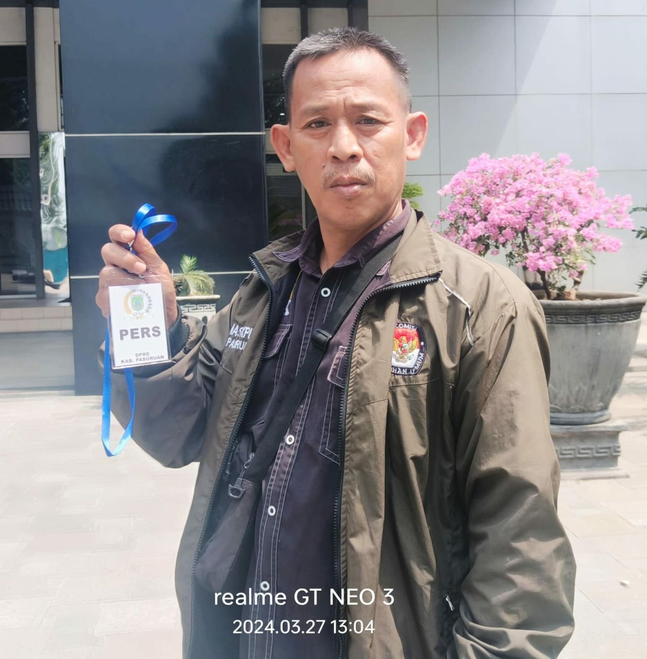 Pengunjung tunjukan id card saat bertandang ke kantor DPRD Kabupaten Pasuruan