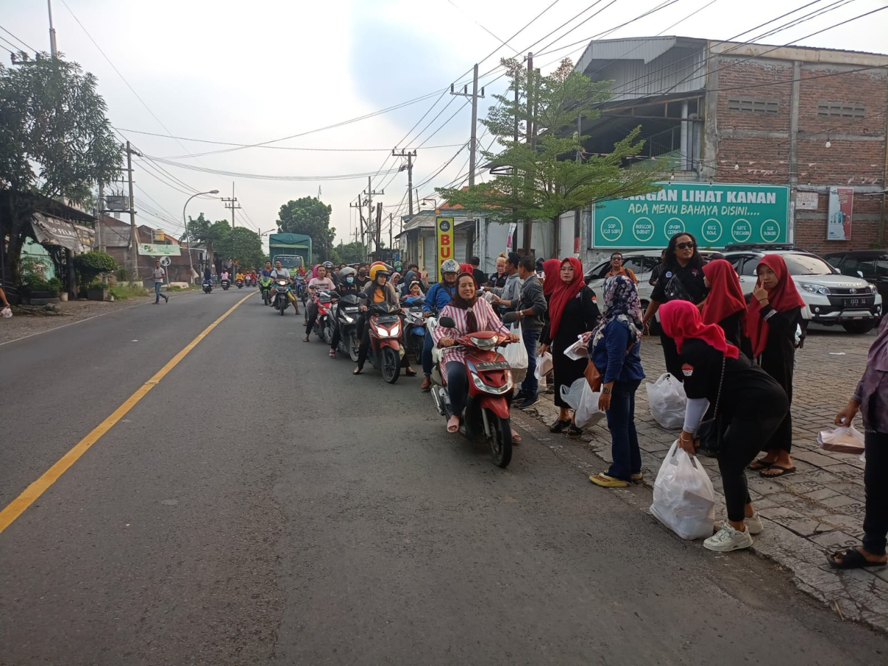 Bagi takjil oleh DPC Korak Gresik