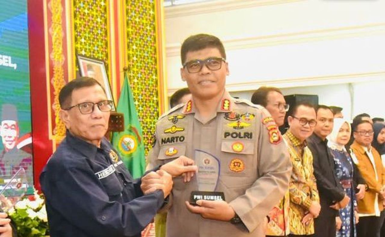 Kabid Humas Kombes Sunarto yang hadir mewakili Kapolda Sumsel Irjen Rachmad Wibowo, usai menerima penghargaan