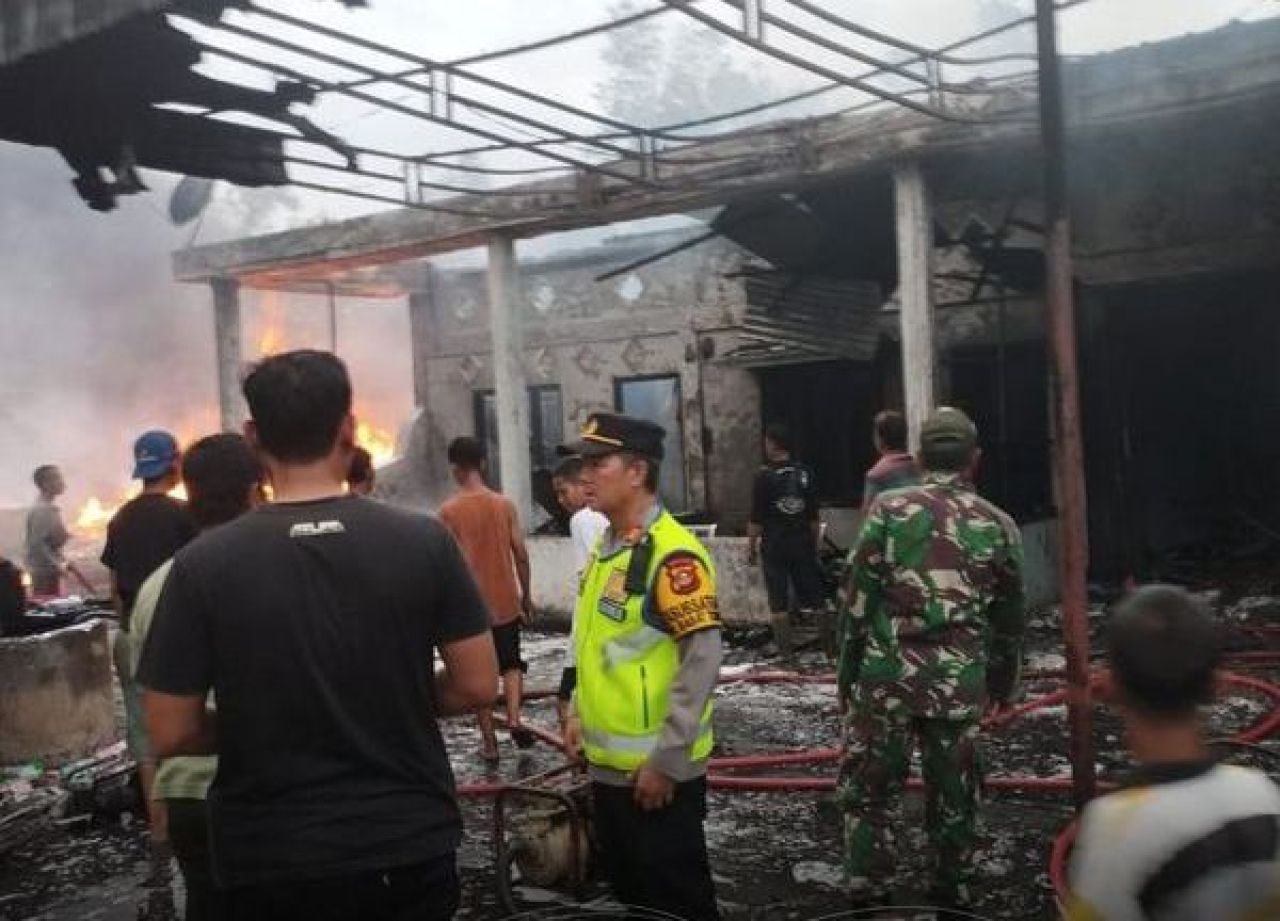 Lokasi penampungan minyak yang terbakar