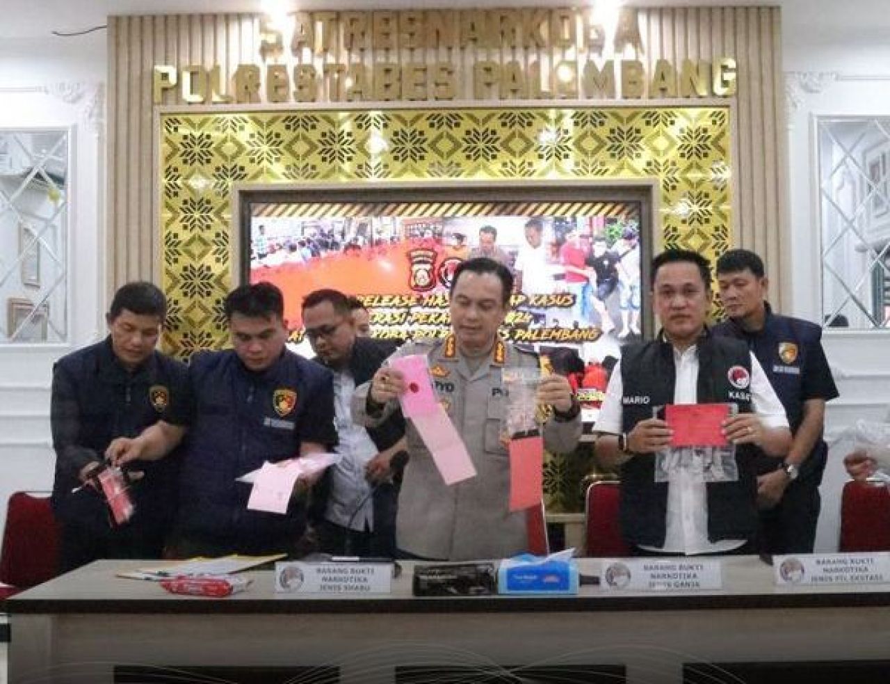 Kombes Harryo Sugihhartono menggelar konferensi pers bersama media