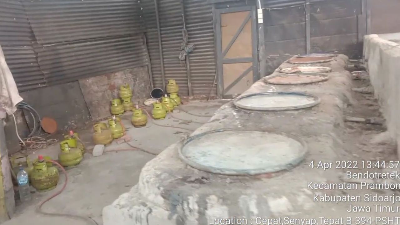 LPG bersubsidi yang digunakan untuk penyulingan thiner di lokasi usaha Bambang