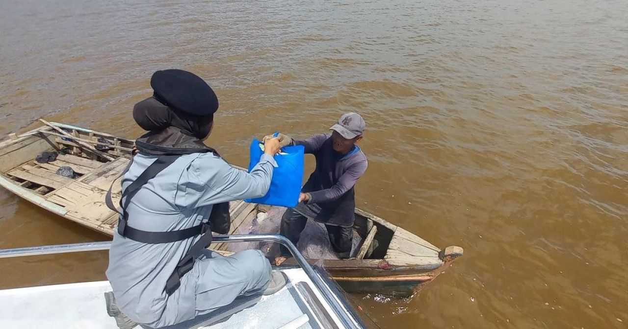 akamla Sambas turut berbagi kebahagiaan dengan menyelenggarakan kegiatan sosial.