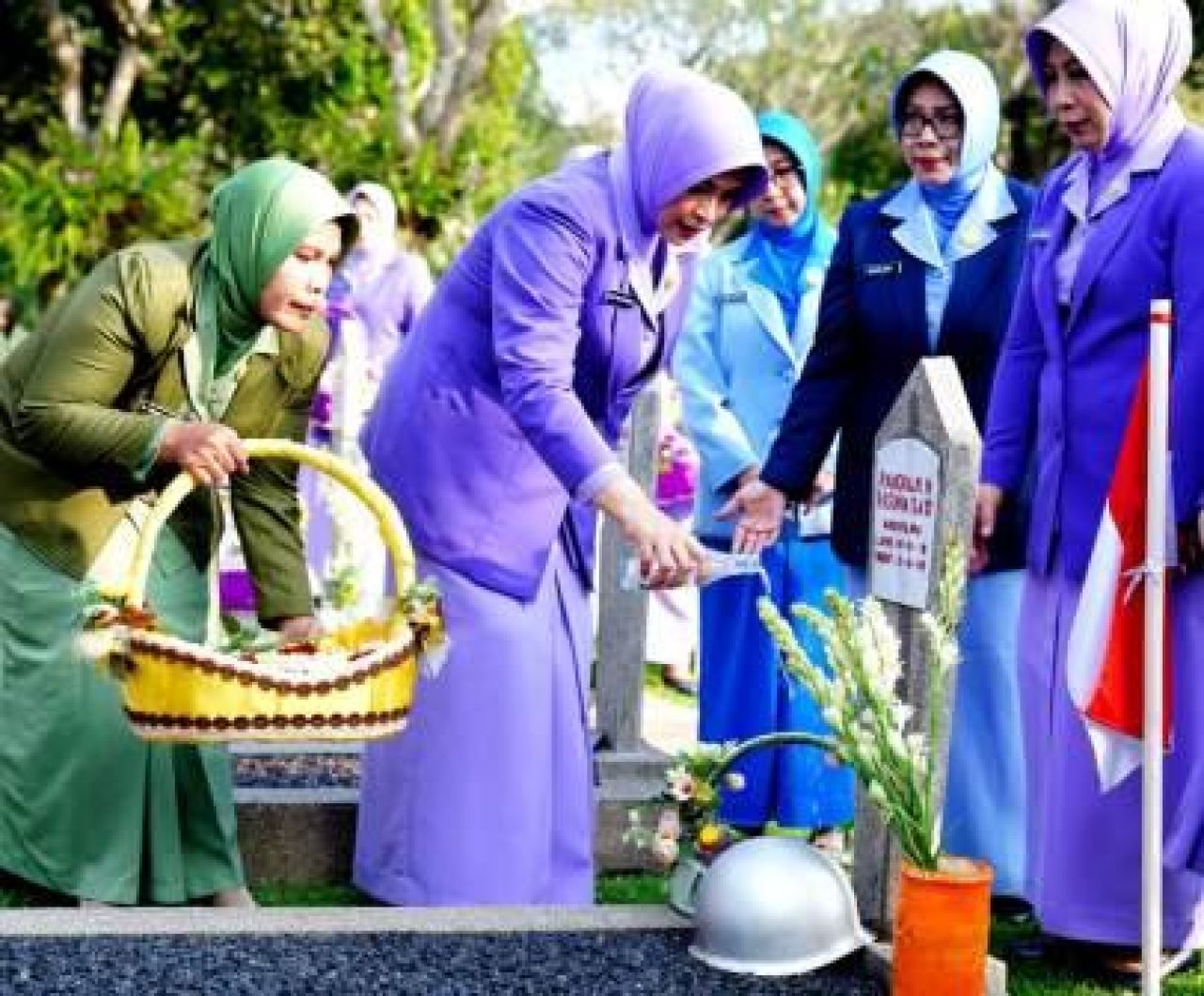 Ny. Evi Agus Subiyanto beserta rombongan melaksanakan ziarah dan tabur bunga dalam rangka HUT ke-60 Dharma Pertiwi