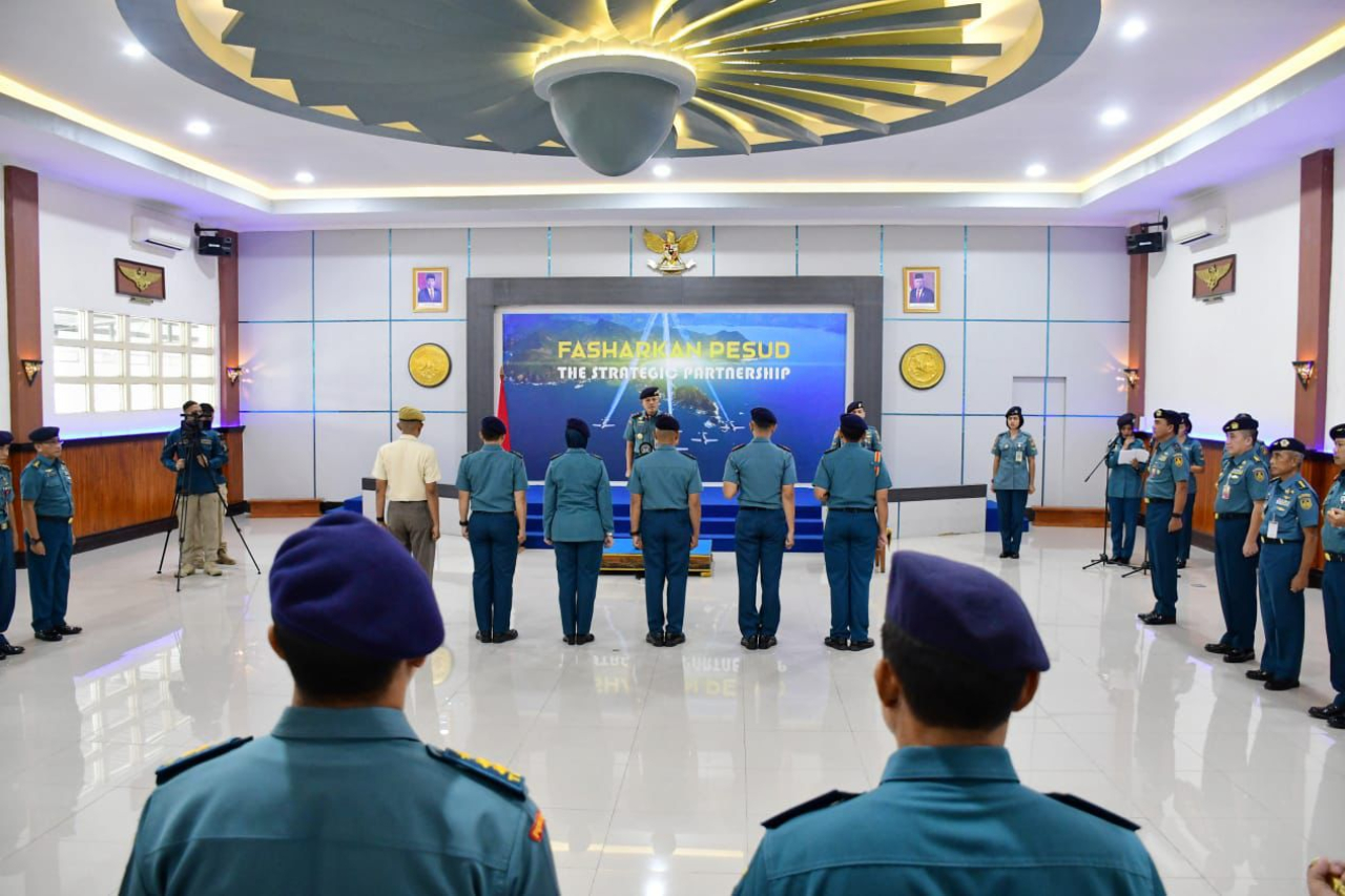 Laksda TNl Sisyani Jaffar saat menerima Korps Kenaikan Pangkat 103 personel Penerbangan TNl AL