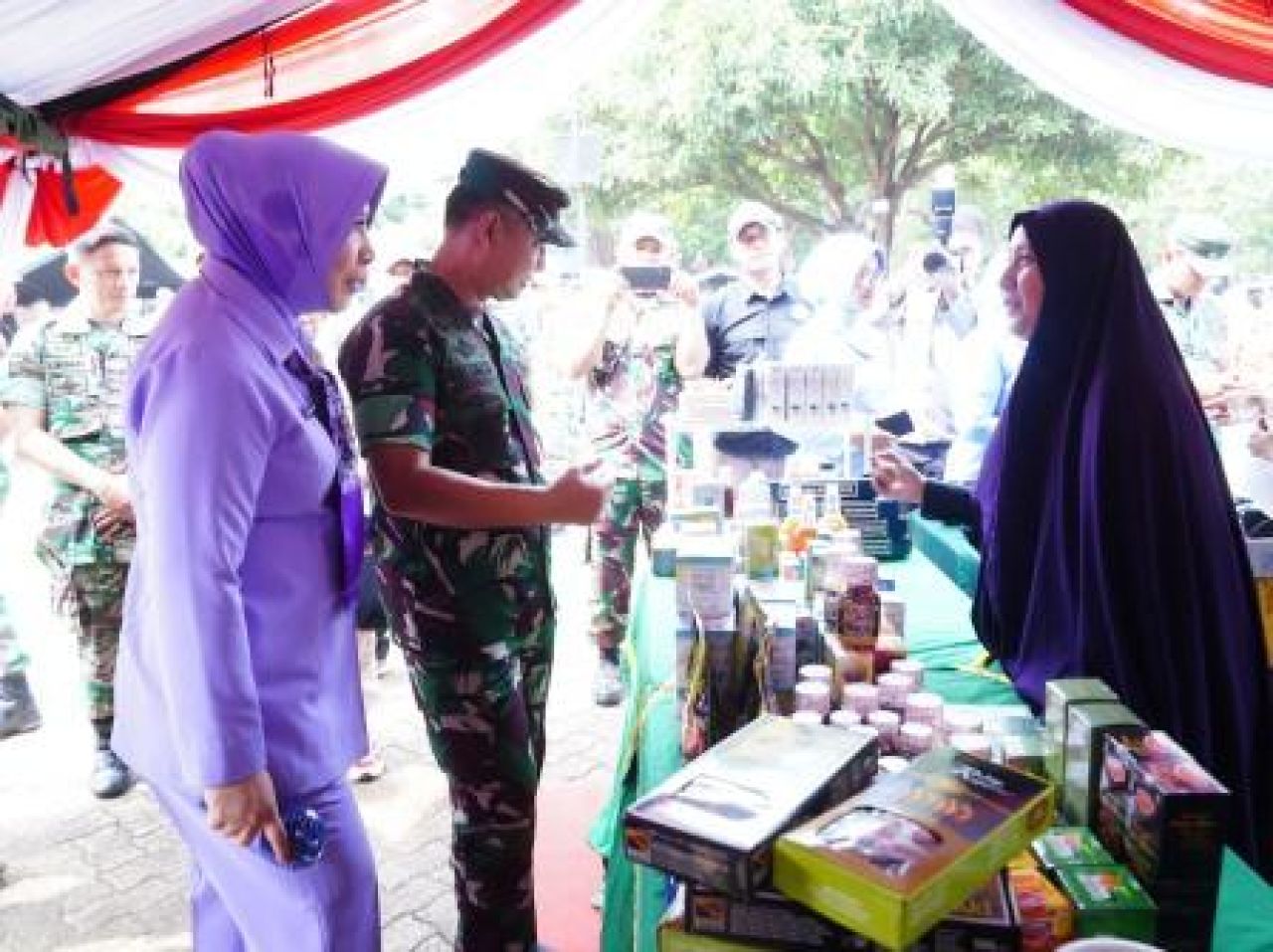 etjen TNI Bambang Ismawan membuka Bazar Ramadhan TNI tahun 2024