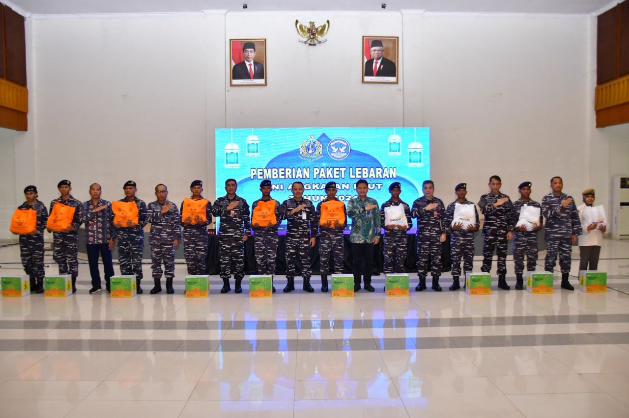Penyerahan Paket Lebaran 1445 H kepada personel Penerbangan TNl AL wilayah Surabaya