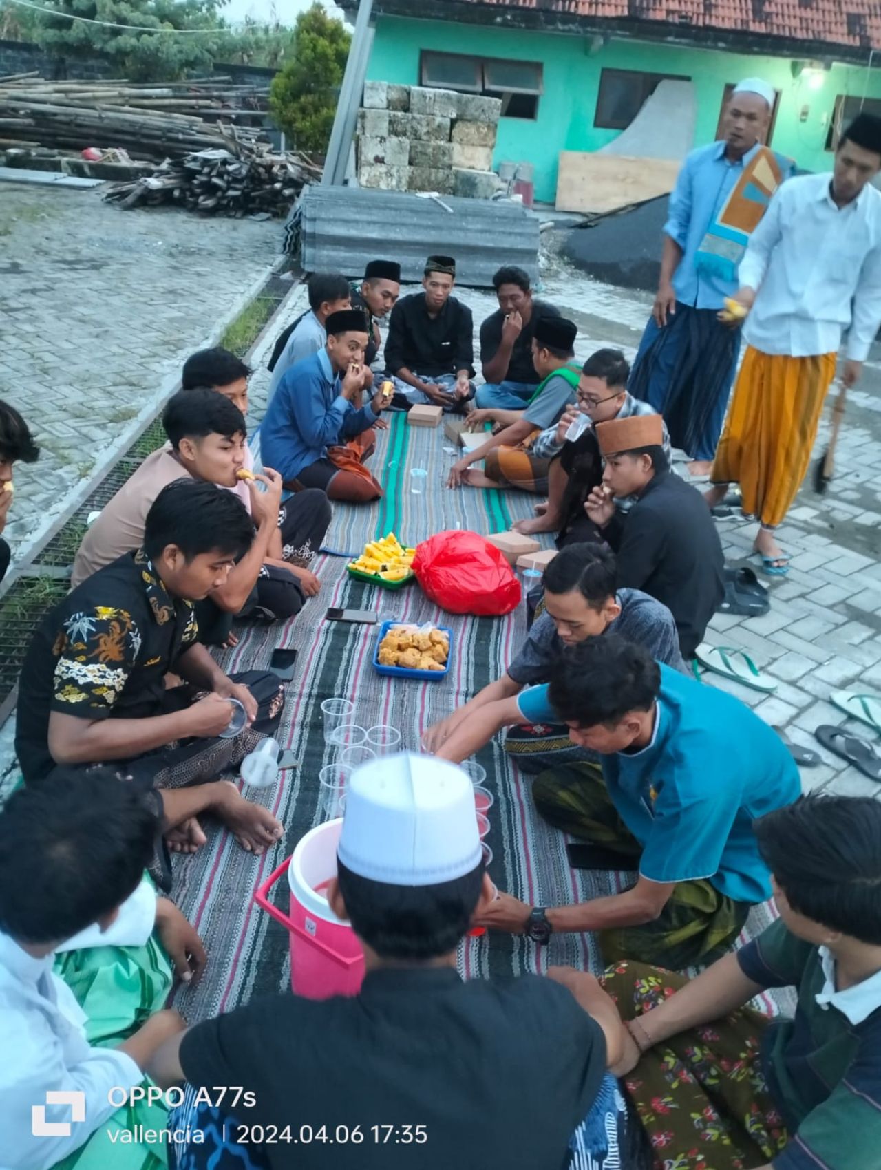 Buka puasa bersama anggota Karang Taruna Bintang Pemuda Kedung Bulu