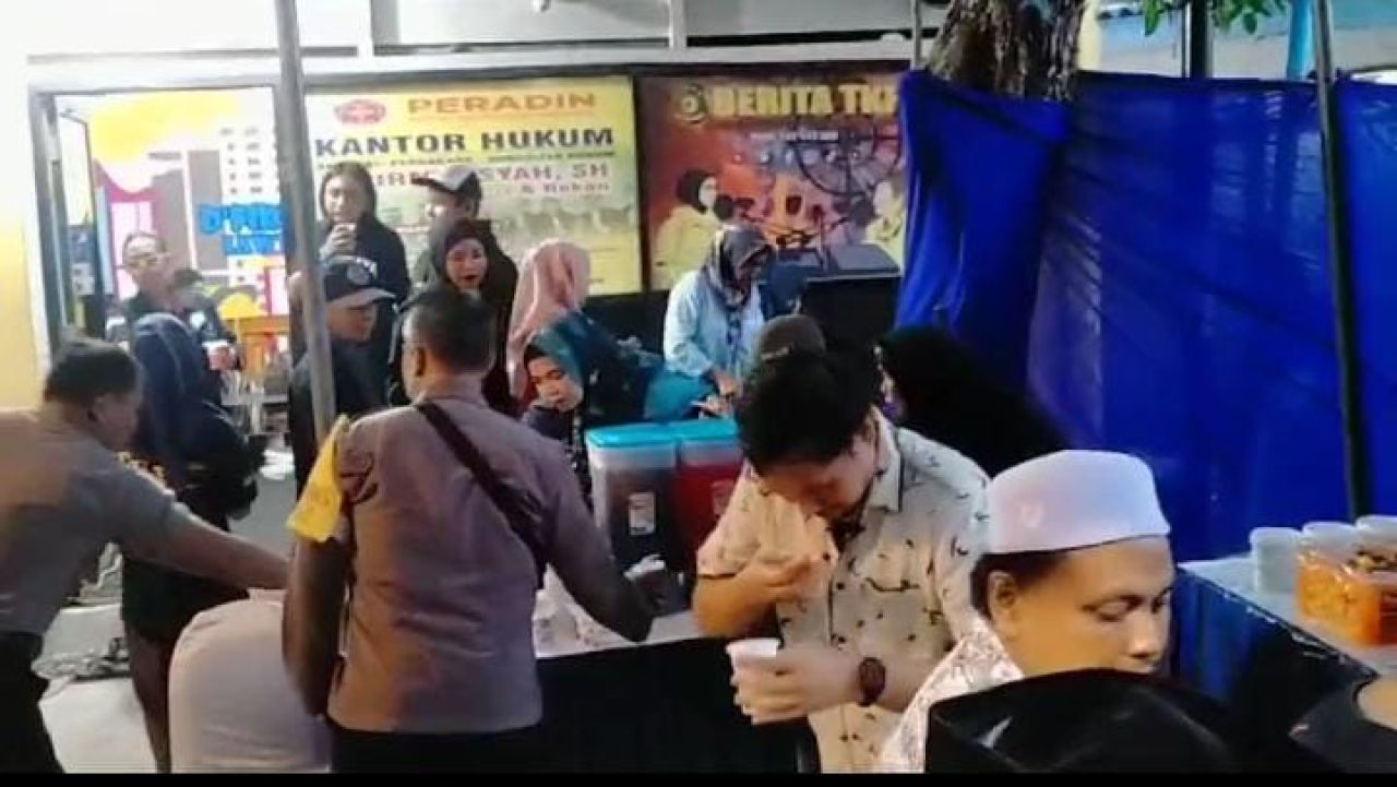 Kantor hukum D.Firmansyah, SH & Rekan bagi takjil dan paket sembako