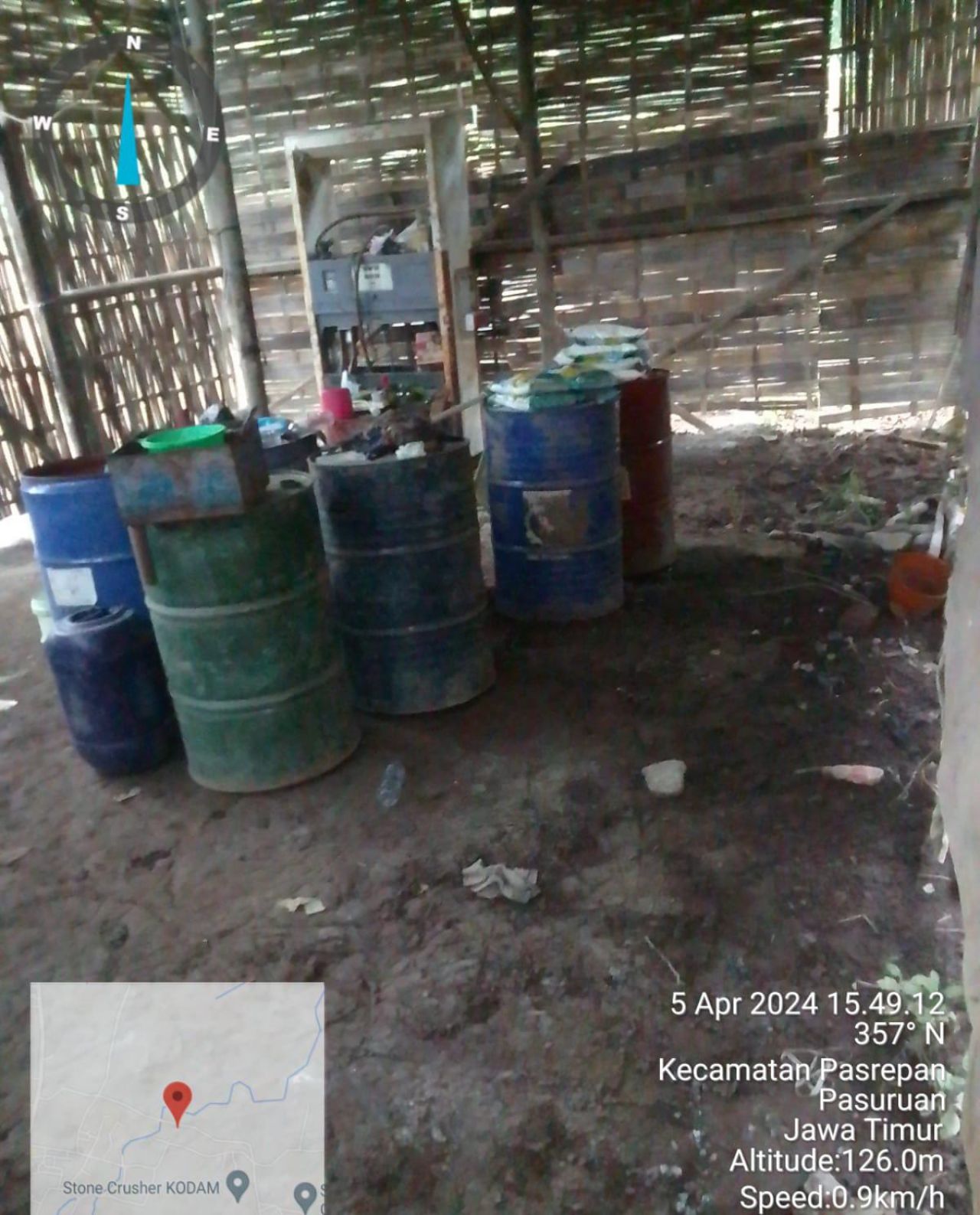 Beberapa tong dan pompa yang diduga dibuat mengoplos BBM jenis pertalite.